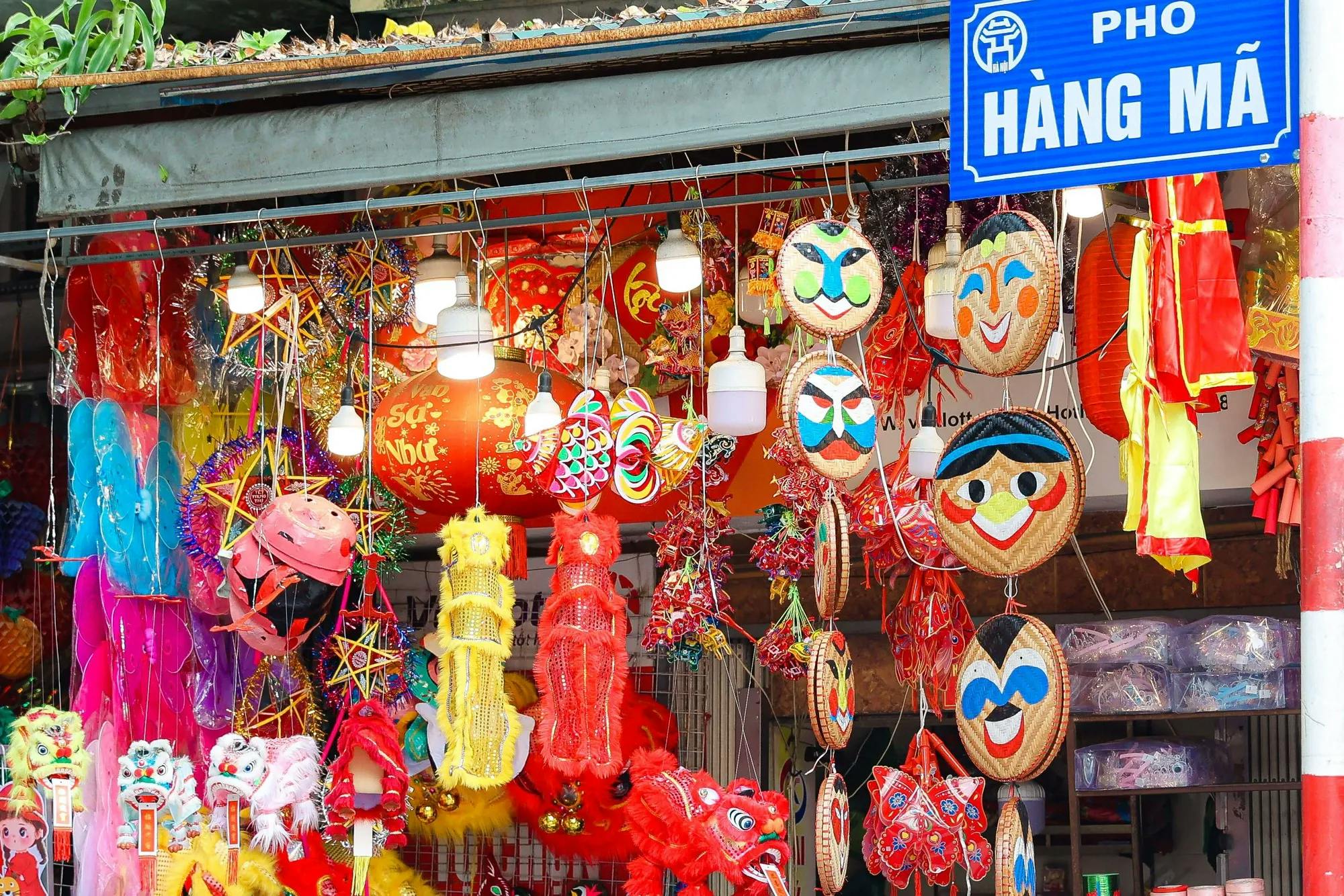 Hang Ma’s colorful decoration shops