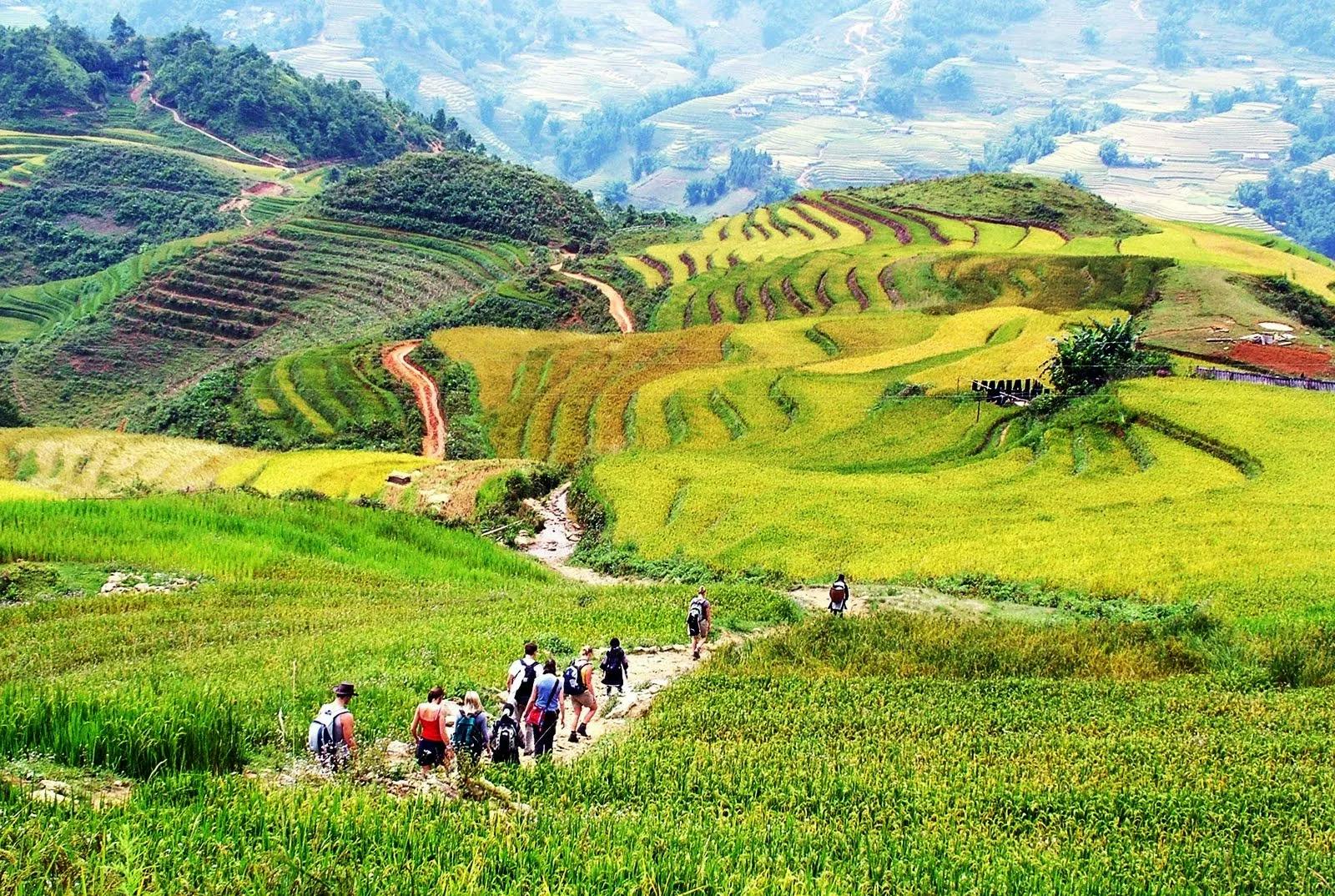 Go light trekking to visit families of Dao's people