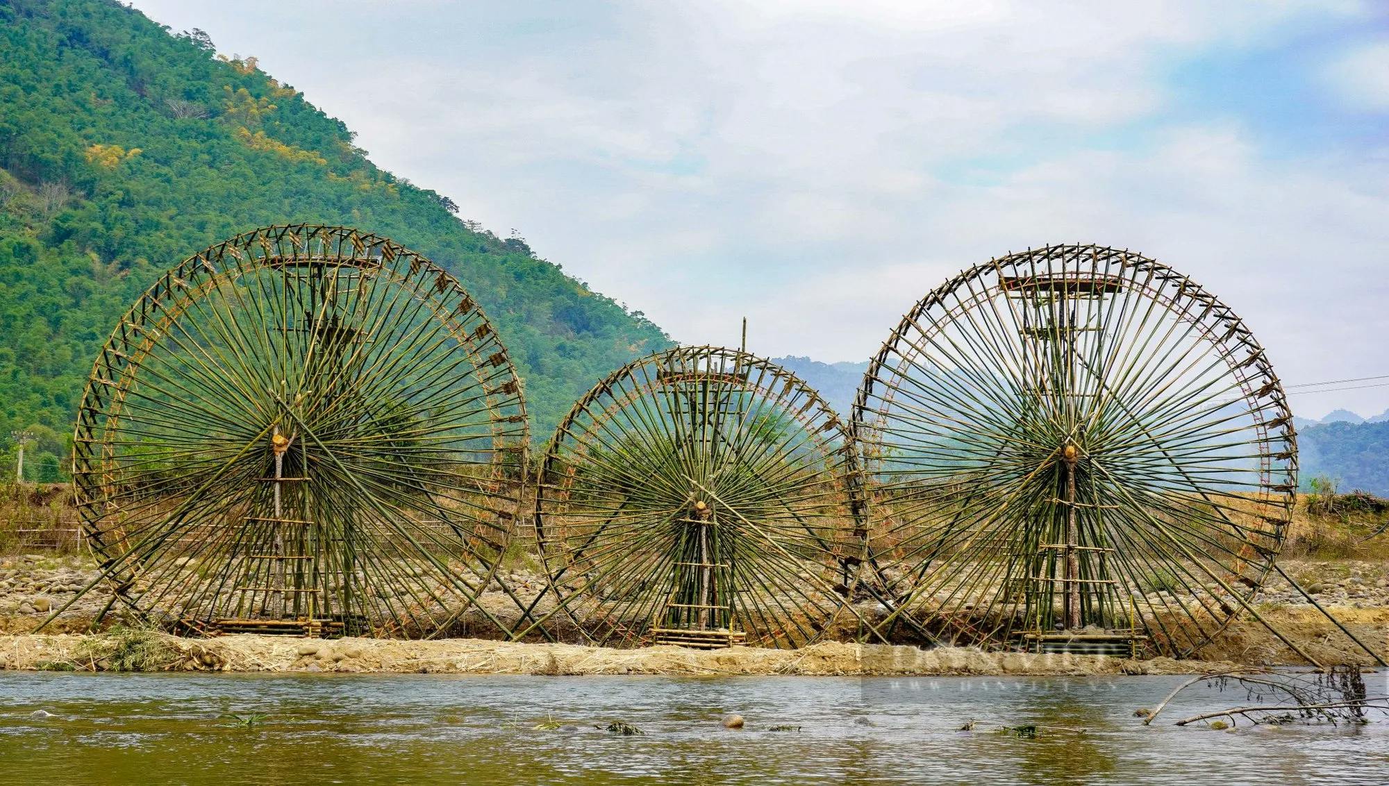 visit the water wheel of Thai people village