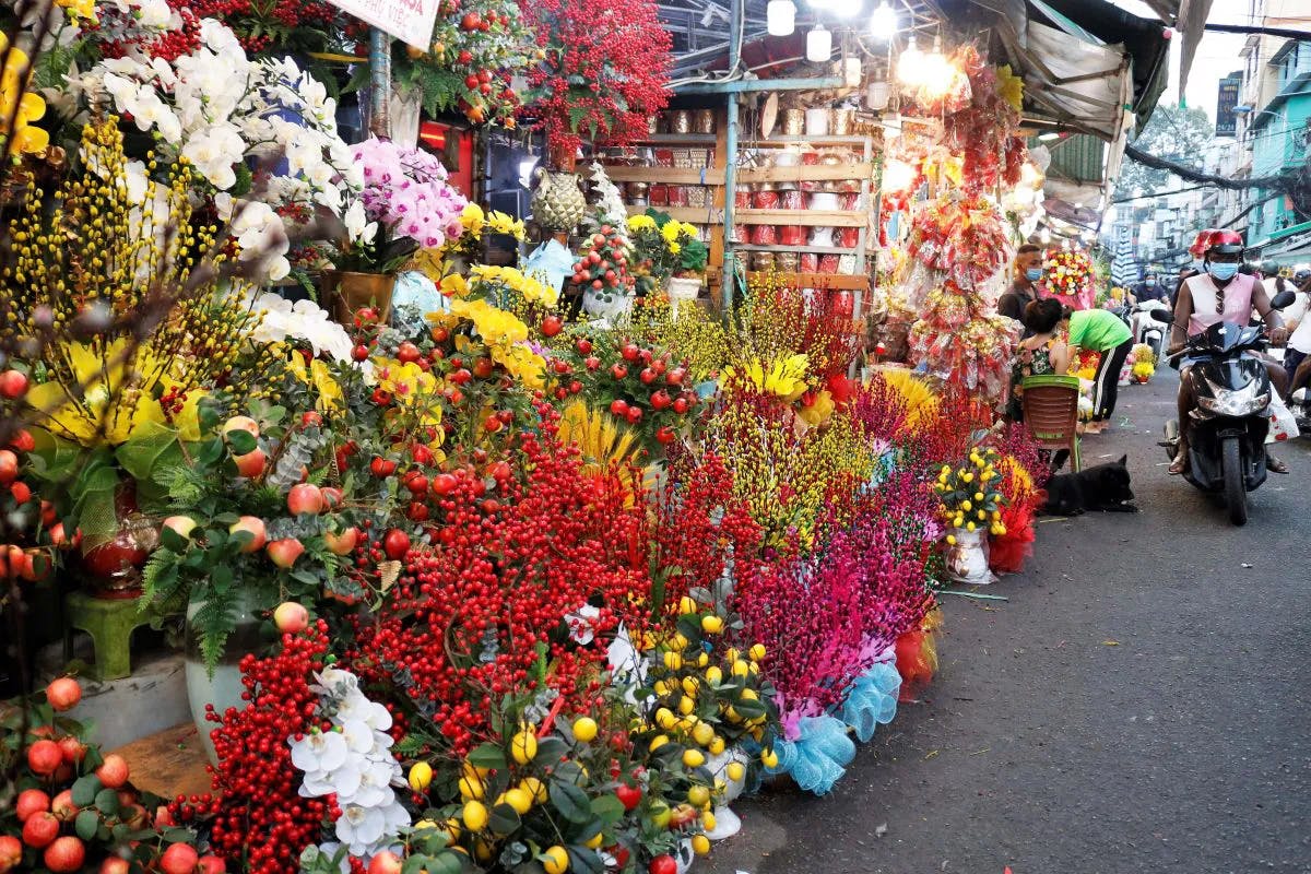 People are selling flowers in Ho Thi Ky flower market