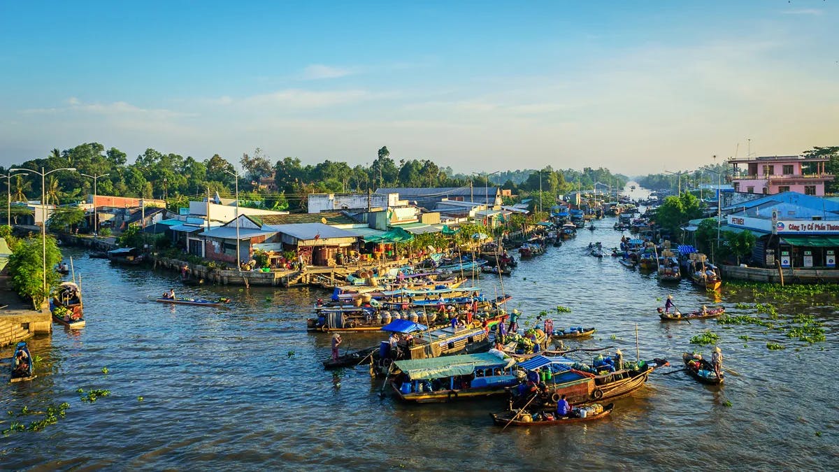 visit Nga Nam floating market by a private boat